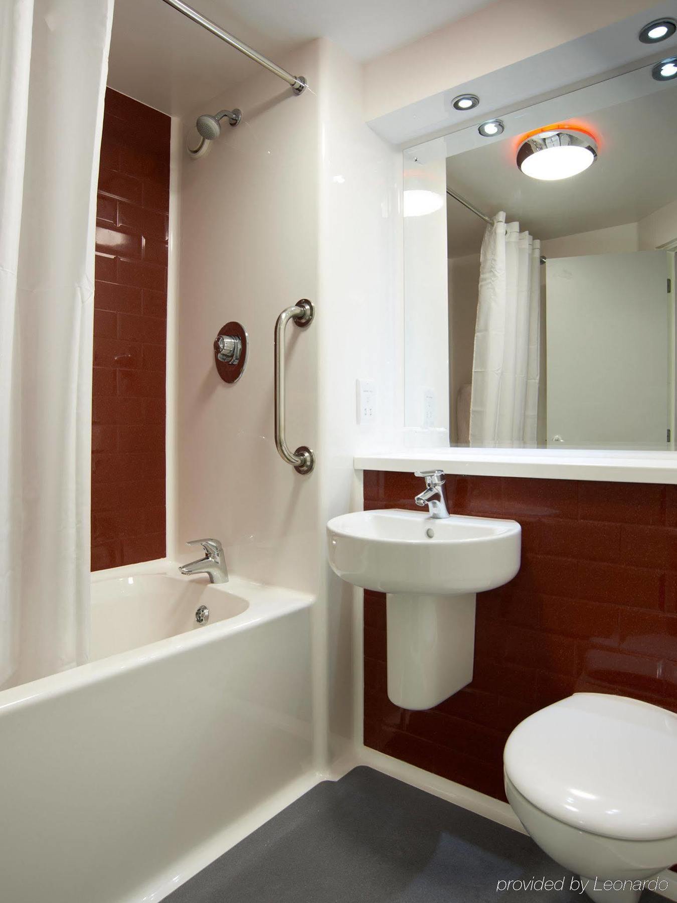 Travelodge London อีลลิง ภายนอก รูปภาพ