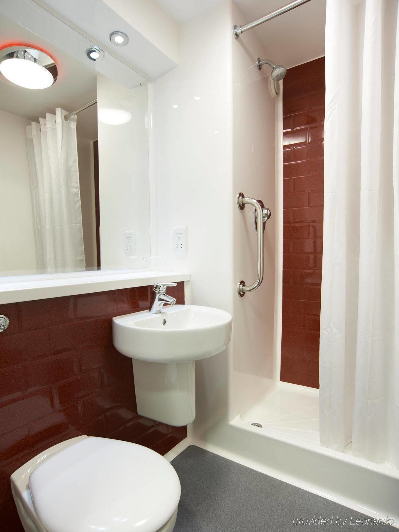 Travelodge London อีลลิง ภายนอก รูปภาพ
